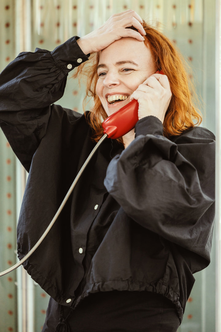 Mit Uta Köbernick in Zürich auf Motivsuche in einer Telefonzelle